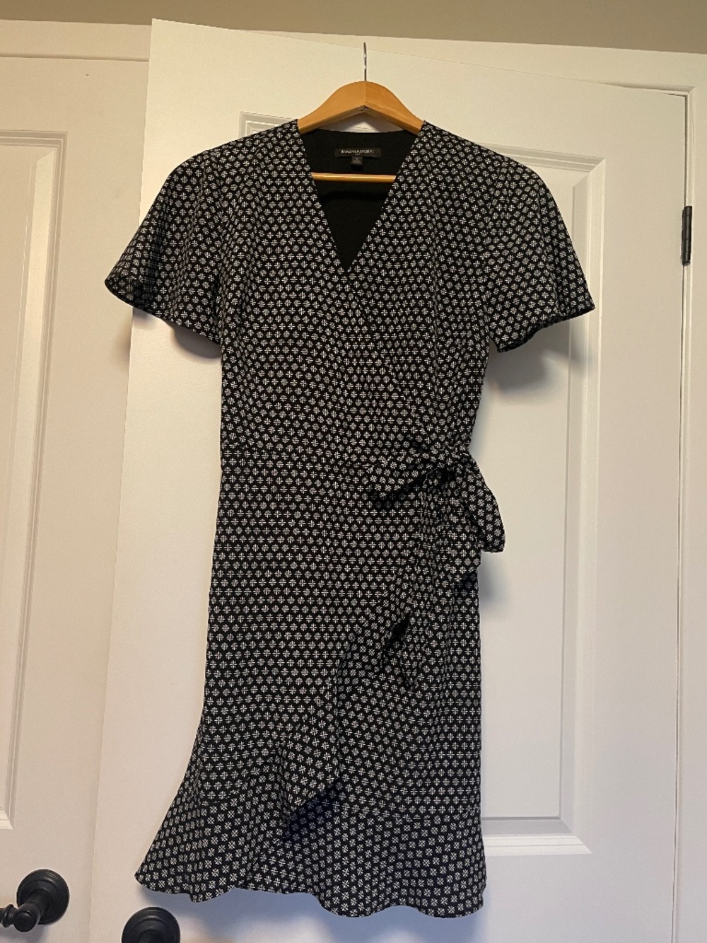 Banana Republic Black & White Print Wrap Dress – Size XS